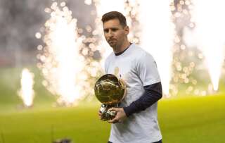 Pour Messi, Benzema mérite le Ballon d'Or (Messi et son Ballon d'Or en décembre 2021. Par Tnani Badreddine/DeFodi Images via Getty Images)
