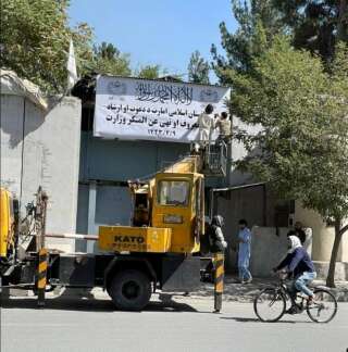 Des ouvriers ont été vus ce 17 septembre en train d’installer un panneau à l’effigie du ministère de la Promotion de la vertu et de la Prévention du vice dans l’ancien bâtiment des Affaires féminines de Kaboul. (Social Media Website/via REUTERS)