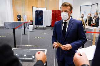 Le président Emmanuel Macron dépose son bulletin de vote dans un bureau de vote du Touquet, pour le second tour des élections régionales, le 27 juin 2021. (Photo by LUDOVIC MARIN/POOL/AFP via Getty Images)