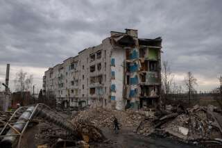 Raffinerie bombardée, Russes expulsés à Roissy... Le point sur la situation autour de l'Ukraine (photo du 9 avril 2022, Borodianka)