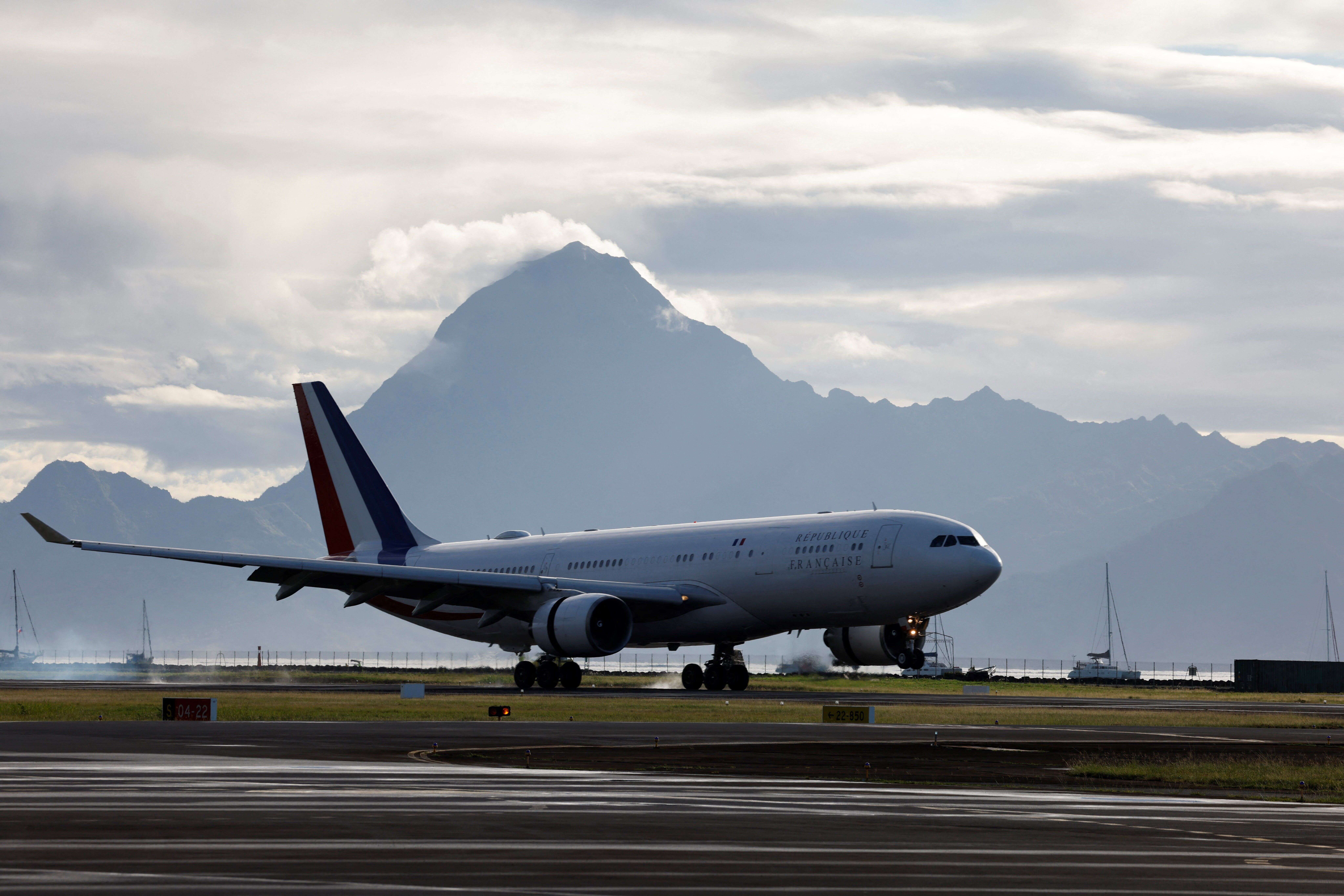 L'avion présidentiel français atterrissant à l'aéroport international de Faa'a à Tahiti, en Polynésie française, le 24 juillet 2021.