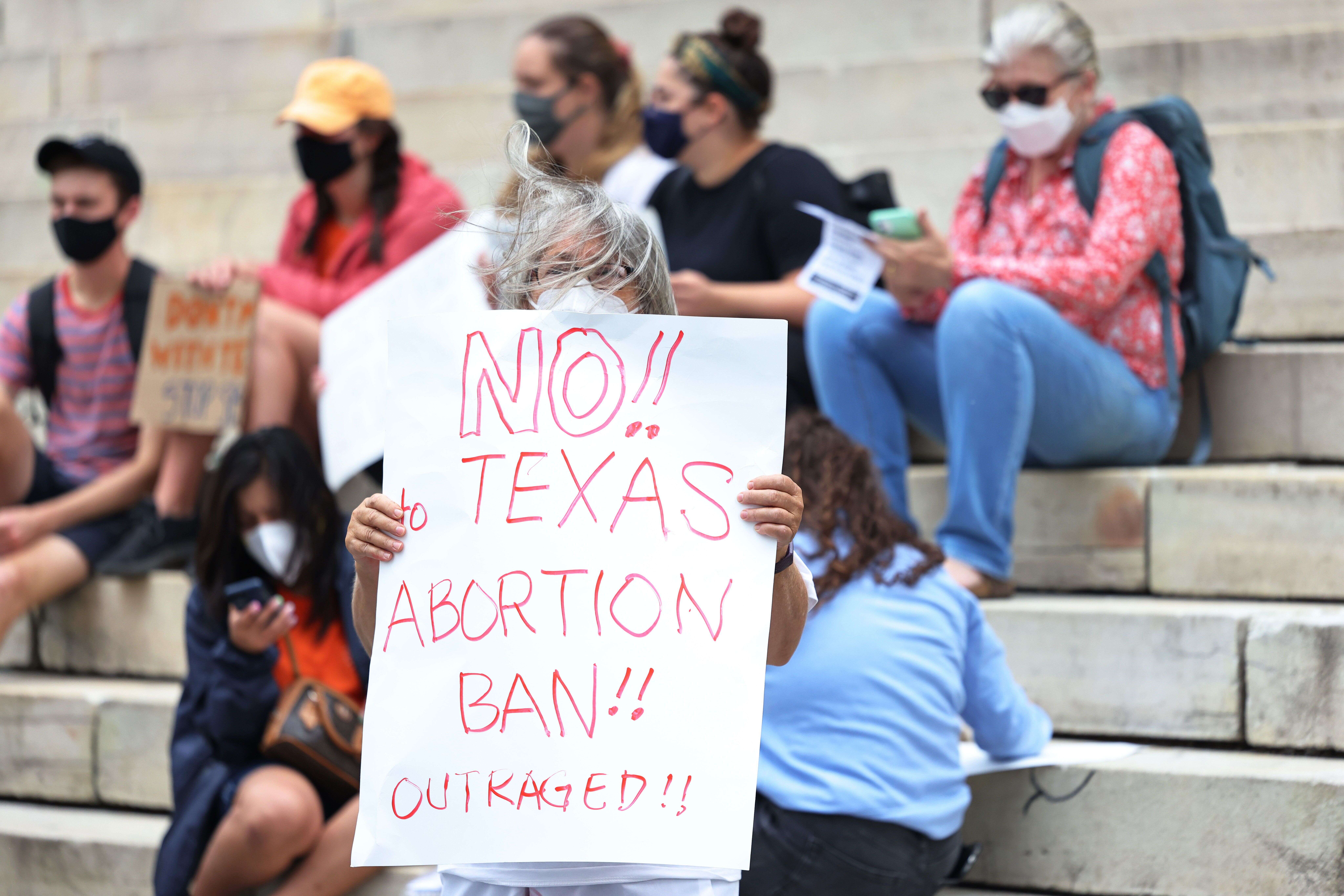 Plusieurs personnes manifestent mercredi 1er septembre à New York contre une loi sur l'avortement votée au Texas.
