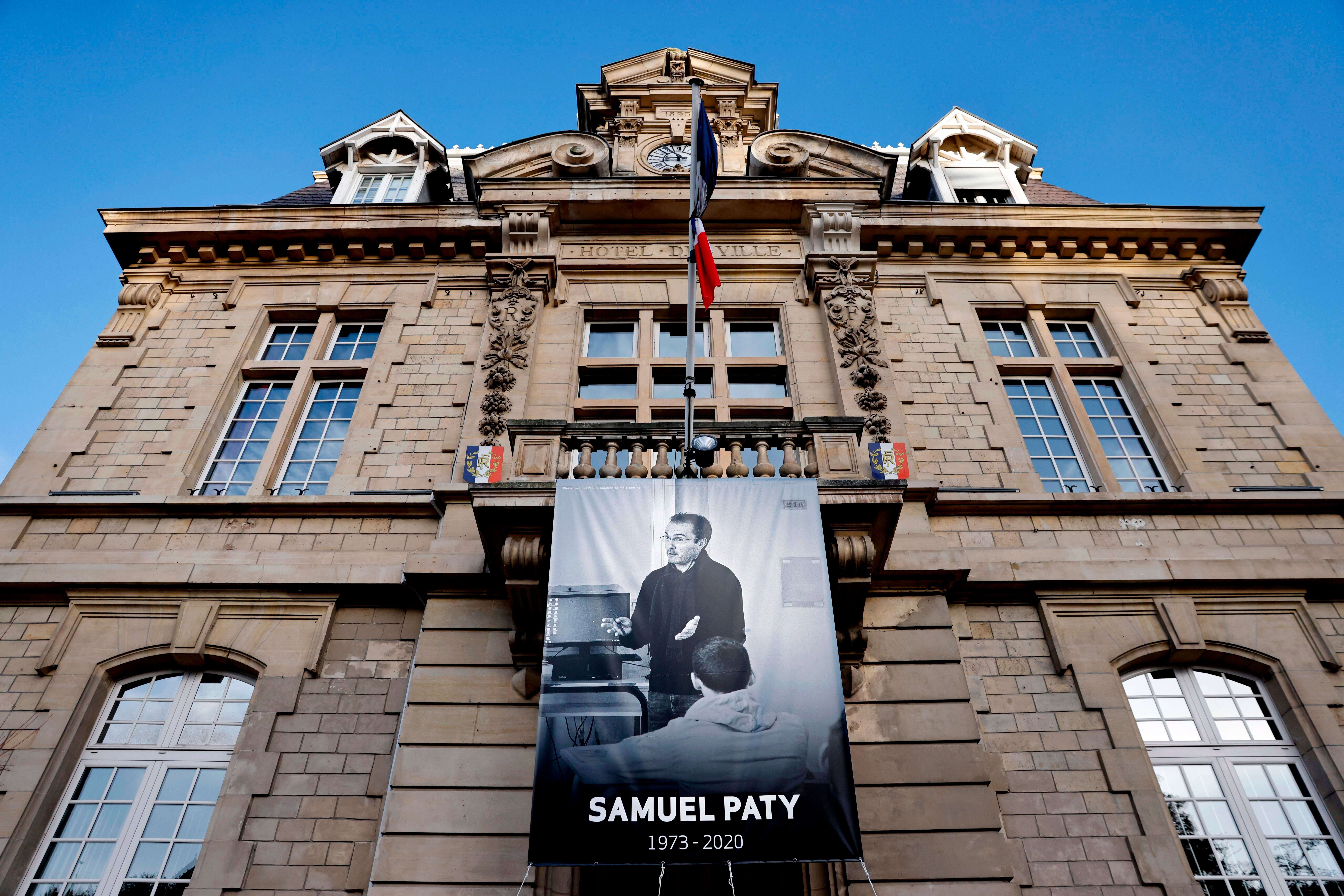 La photo de Samuel Paty sur la façade de la mairie de Conflans-Sainte-Honorine, au nord-ouest de Paris, le 3 novembre 2020, en hommage à l'enseignant assassiné le 16 octobre. (Photo by THOMAS COEX/AFP via Getty Images)