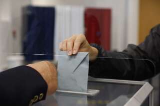 Image d'illustration - Un bulletin de vote glissé dans l'urne, en France, 27 juin 2021