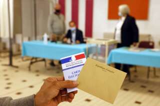 Un électeur tenant sa carte et une enveloppe à Cucq, dans le Nord, le 20 juin 2021 (photo d'illustration).