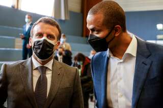 Emmanuel Macron et Tony Parker en mai 2021 lors d'un déplacement présidentiel pour inciter au retour du sport chez les jeunes, après la levée des premières restrictions sanitaires liées au Covid-19.