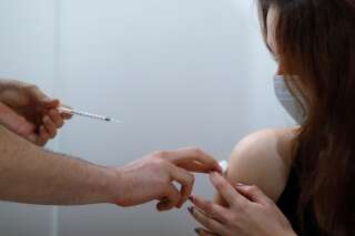 Ceux qui ont un faux pass peuvent désormais se faire vacciner sans craindre de poursuites  (Photo d'une personne se faisant vacciner par AP Photo/Michel Spingler)
