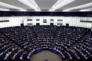 La fin des ventes de voitures thermiques neuves dans l'UE promise dans 13 ans (Photo du Parlement européen le 8 juin 2022 par AP Photo/Jean-Francois Badias)