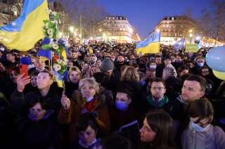 Des manifestants contre l'invasion de l'Ukraine réunis place de la République, à Paris, le 24 février 2022.