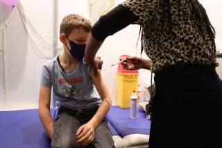 En Allemagne, la campagne de vaccination des 5-11 ans a déjà commencé, comme le montre cette photo prise le 18 décembre à Cologne.(Photo by Andreas Rentz/Getty Images)