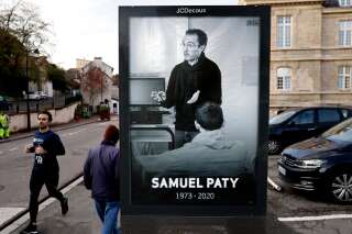 Une affiche en hommage à Samuel Paty dans le centre de Conflans-Sainte-Honrorine, le 2 novembre 2020  (Photo by Thomas COEX / AFP)