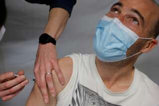 Un homme reçoit une dose du vaccin Moderna contre le Covid-19 dans un centre de  Marcq-en-Baroeul