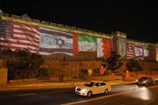 Les drapeaux des États-Unis, d'Israël, des Émirats arabes unis et de Bahreïn sont projetés sur les remparts de la vieille ville de Jérusalem le 15 septembre 2020, en soutien aux accords de normalisation conclus par Israël avec les Émirats arabes unis et Bahreïn. - La décision des Émirats arabes unis et du Bahreïn de normaliser les liens avec Israël rompt avec des décennies de consensus au sein du monde arabe selon lequel un accord de paix avec les Palestiniens est une condition préalable à l'établissement de relations avec l'État juif. (Photo Menahem KAHANA / AFP)