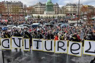 Une manifestation des acteurs du secteur de la culture place de la Bastille à Paris, le 15 décembre 2020, pour protester contre les décisions du gouvernement de ne pas déconfiner théâtres, cinémas, musées et salles de concert. (Photo by THOMAS COEX/AFP via Getty Images)