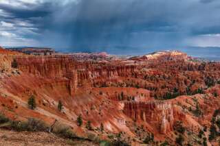 Dans le <i>Bryce Canyon National Park</i> dans l'Utah, des microplastiques sont déposés sur les sols par l'eau de pluie.