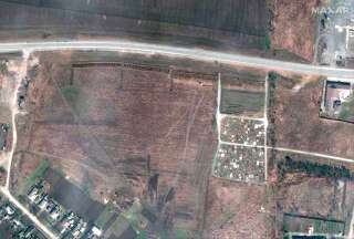 Une image satellite des fosses communes à Manhush, prise par Maxar Technologies le 3 avril 2022.