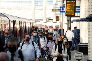 Des voyageurs portant le masque à la station Waterloo, à Londres, le 14 juillet 2021