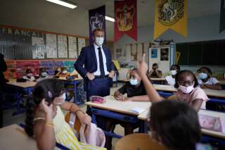 Emmanuel Macron échange avec des élèves dans une école du 13e arrondissement de Marseille le 2 septembre 2021.