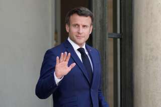 Emmanuel Macron depuis le perron de l'Elysée, le 19 mai 2022 (AP Photo/Christophe Ena)