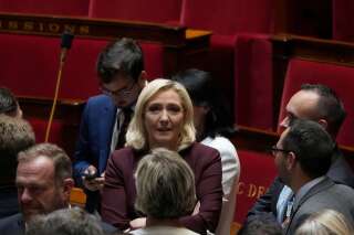 Après avoir laissé la présidence du parti à Jordan Bardella pendant la présidentielle, Marine Le Pen a confirmé qu'elle voulait se concentrer sur la présidence du groupe RN à l'Assemblée. Elle a été adoubée jeudi 23 juin par ses pairs.