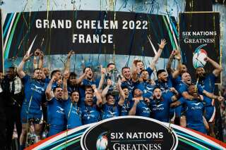 Le XV de France soulevant le trophée du Tournoi des Six Nations, au Stade de France, le 19 mars 2022.