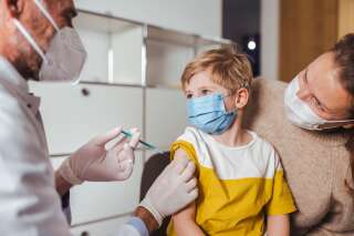 La campagne de vaccination pour les enfants ne décolle pas en France. Les 5-11 ans sont pourtant particulièrement touchés par Omicron et ne sont pas immunisés par les formes graves de la maladie.