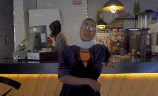 La rappeuse Asayel Slay, voilée et portant des lunettes de soleil, salue le courage des femmes vivant à La Mecque