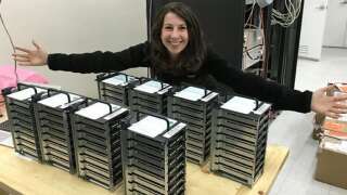 Katie Bouman et les dizaines de disques durs sur lesquels sont stockés les images du trou noir.