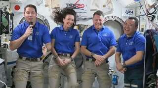 Les astronautes (de gauche à droite) Thomas Pesquet, Megan McArthur, Shane Kimbrough et Akihiko Hoshide discutant à des journalistes sur Terre avant leur retour  à bord du SpaceX Crew Dragon Endeavour.