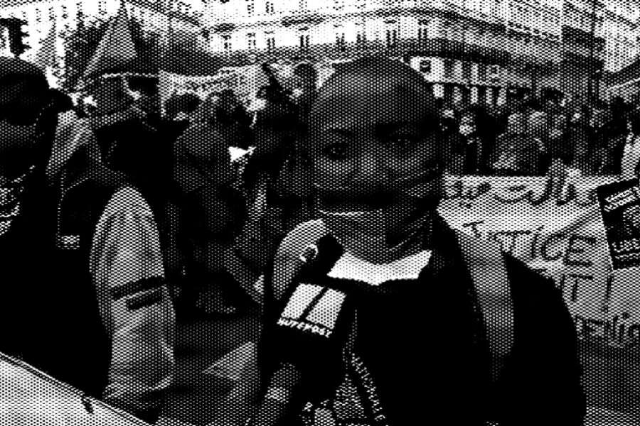 Un journaliste du HuffPost interrogeant les manifestants en faveur de la régularisation de sans papiers, dans Paris, le 17 octobre 2020.