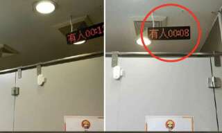 Des chronomètres placés au-dessus des toilettes d'une entreprise chinoise.