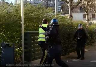 Sur une vidéo tournée par des médias locaux bisontins, on voit un policier frapper à la tête un manifestant avec sa matraque.