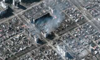 Une image satellite Maxar montrant des immeubles résidentiels brûlant à Marioupol, en Ukraine, le 22 mars 2022.