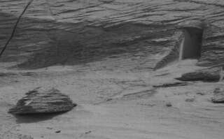 Cette porte incrustée dans la roche martienne a été photographiée par Curiosity le robot de la Nasa.