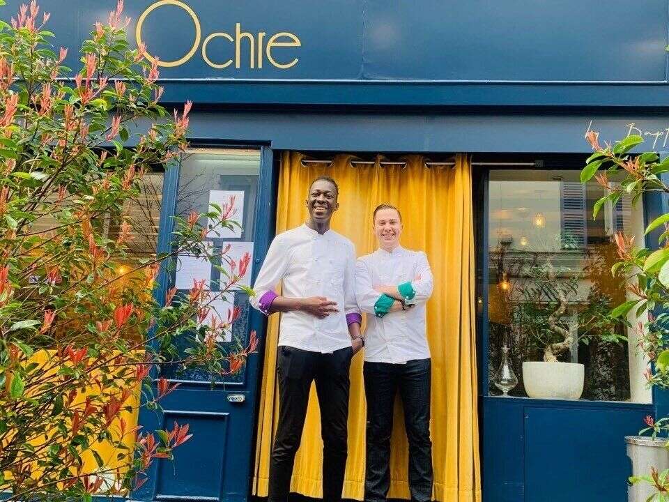 Mory Sacko (à gauche) et Baptiste Renouard (à droite) devant le restaurant Ochre, à Rueil-Malmaison, désormais étoilé au Michelin 2021