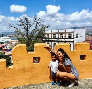 <i>Katherine avec son fils à Santiago de Cuba en 2018.</i>