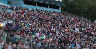 Les images de ces milliers de personnes massées dans les tribunes du Puy du Fou ont fait polémique, alors même que les rassemblements de plus de 5.000 personnes sont interdits du fait du coronavirus.