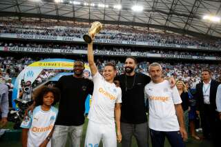 OM-Toulouse: le trophée de la Coupe du monde présenté au Vélodrome par Mandanda, Thauvin et Rami