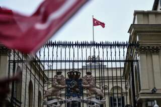 Le drapeau turc hissé par des manifestants sur le consulat des Pays-Bas à Istanbul