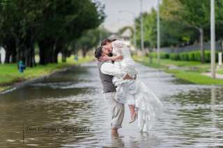Ce couple n'a pas laissé l'ouragan Harvey gâcher son mariage