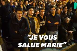 Face à Notre-Dame en flammes, des Parisiens chantent genoux à terre