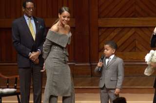 Rihanna a craqué pour ce petit fan alors qu'elle recevait une récompense à Harvard