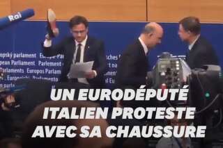 Un eurodéputé écrase de sa chaussure les notes de Moscovici