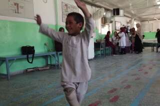 En Afghanistan, cet enfant danse pour célébrer sa nouvelle prothèse