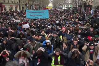 En soutien aux jeunes de Mantes-la-Jolie, des centaines d'étudiants et lycéens à genoux