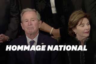 George W. Bush n'a pu cacher son émotion face au cercueil de son père