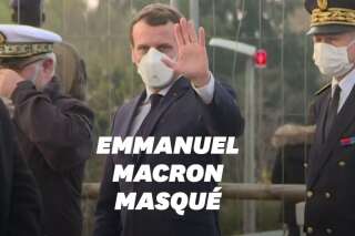 À Mulhouse, Macron entame sa visite... en enfilant un masque