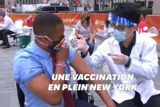 Le vaccin contre le Covid administré en direct à ces journalistes américains