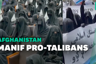 À Kaboul, des femmes afghanes pro-talibans manifestent voilées
