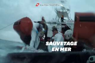 Des garde-côtes italiens filment le sauvetage de 149 personnes au large de Lampedusa
